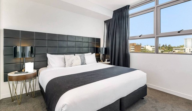 lovely 2 beds service apt in heart of chatswood