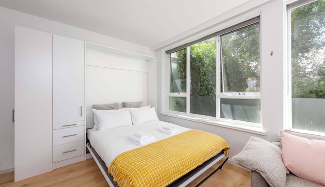 Lovely Studio with Free Parking in East Melbourne!