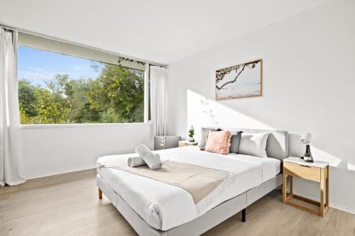 Luminous Ensuite Queen Room - Centrally Located
