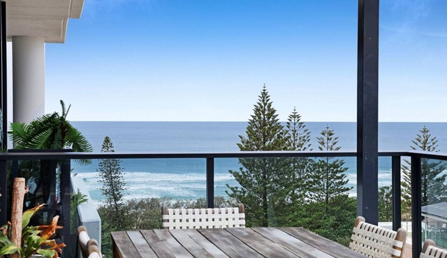Luxe Beachfront 2-Bed With Gym, Pool & Views
