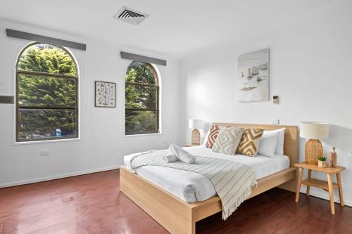 Luxe Ensuite Queen Room - Close to Stations & Shops