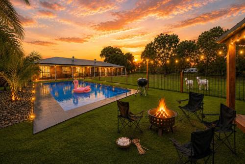 Luxe Farmhouse with solar heated pool and bbque
