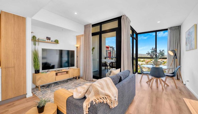 Luxe on Franklin with Car Park, Lap Pool, Sauna, BBQ