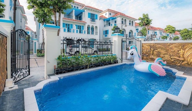 Luxurious 7 Bed Villa w/Private Pool