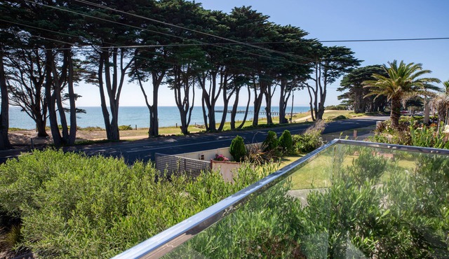 Luxurious Beachfront Modern House, St Leonards, VIC Wheelchair access & Elevator