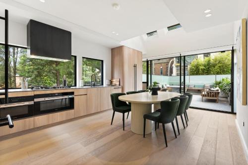Luxurious Parkside 4BR Terrace House w/Garage