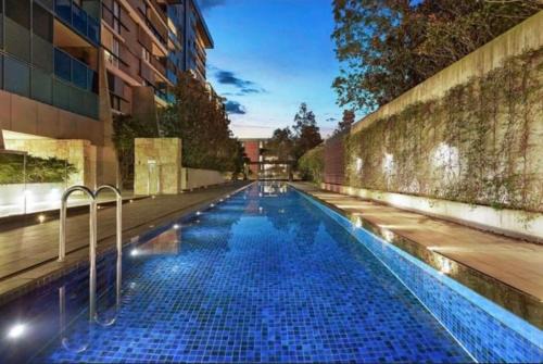 Luxury 2 BR , Pool Gym Parking Sydney CBD getaway
