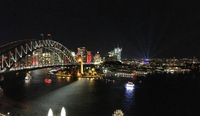 Luxury 3 Bedroom Apartment with Harbour Bridge & Park View