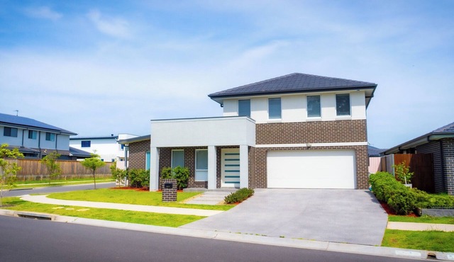 Luxury 4-bedroom house -Sleeps 10 Guests