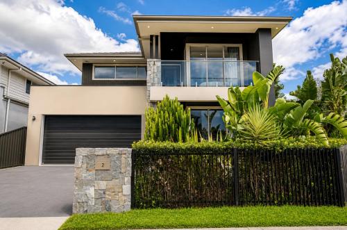 Luxury 4BR Retreat with Pool & Private Spa Bath