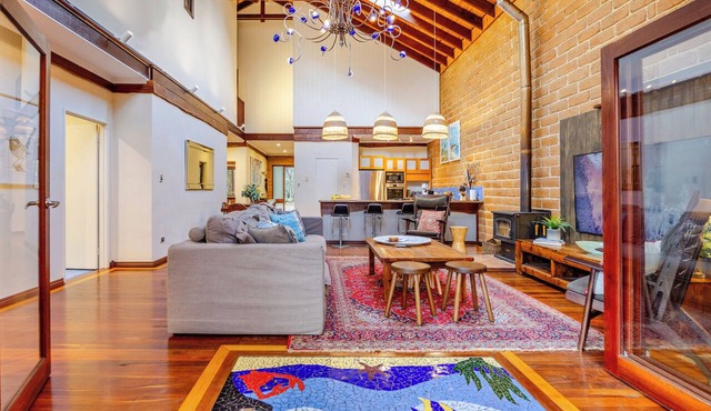 Luxury Bush Retreat- Sleeps 12- Near Beach & Town- Super Winter & Spring Special