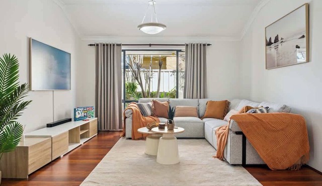 Luxury Beach Getaway, Walk to Cafes - 300mbps