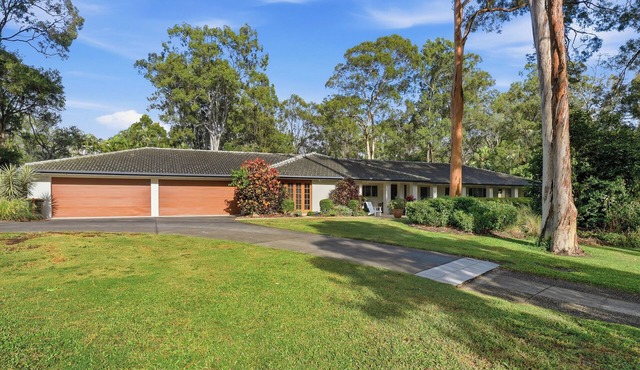 Luxury Bridgeman Downs Retreat 15km from CBD