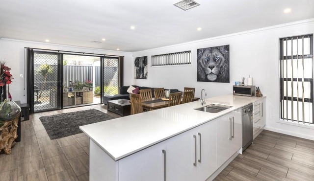 Luxury home in Christies Beach with King Bed, NBN, 3Bed 2Bath
