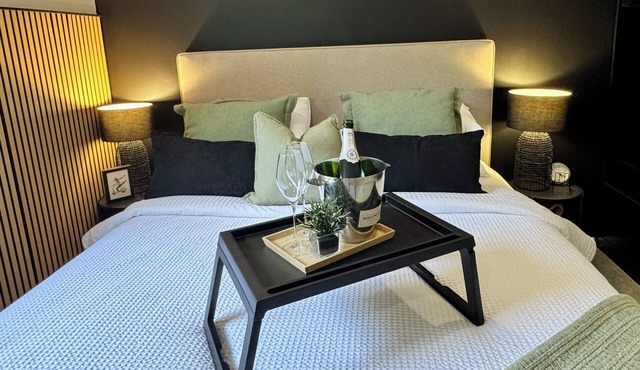 Luxury Pool/Spa Garden Retreat, 6 min walk from town and Lake + No hidden Fees!