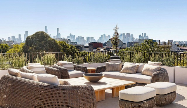 Luxury Villas Como Penthouse (Melbourne skyline and river views)