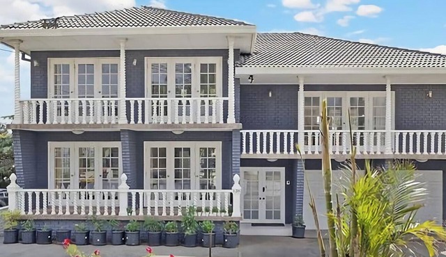 Luxury Waterfront Getaway - Close to restaurants, beaches and plenty more!