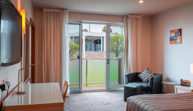 Lynbrook Hotel