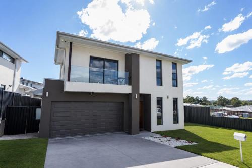 Macarthur Stay - Spacious 4BR Home with Outdoor Area