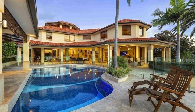 Main River Grandeur Mansion, 4 Bed, Pool & Sauna