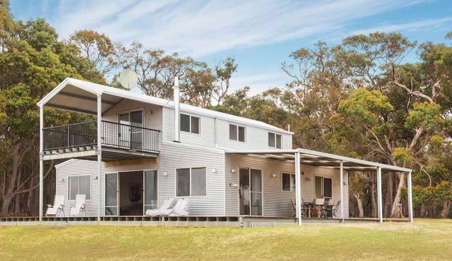 Margaret River Farmhouse - Serene Bushland Getaway