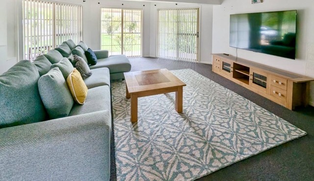 Marrangaroo Meadows | Rural Manor, 5 Bedroom, 3 Bathroom, A/C, Pets, Indoor Pool