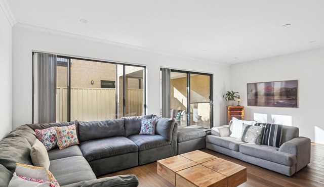 Maylands Retreat – Spacious 5BR Family Haven with Parking & Outdoor Area