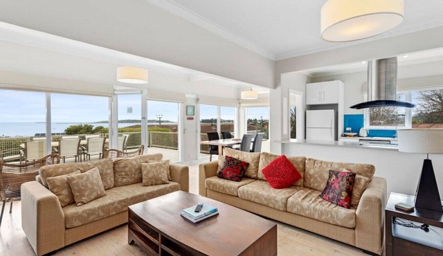 McCracken Cottage with Harbour Views