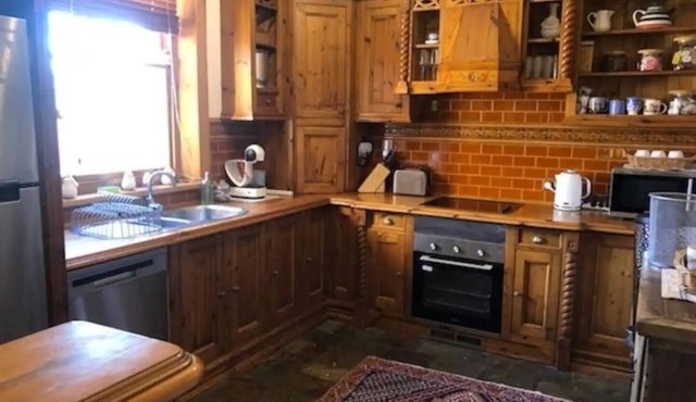 McQueen House: Antique luxe with WiFi & breakfast