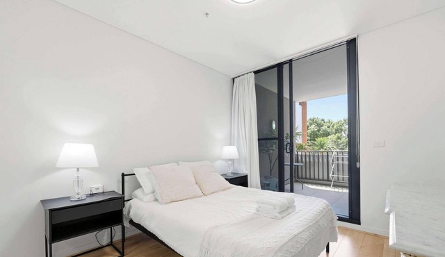 MetaWise BnB 2BR Near Airport Pool Gym Train
