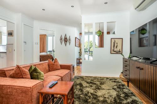 Mid-Century Suite Kangaroo Point - 1BR Apartment, Walk to CBD, River & The Gabba