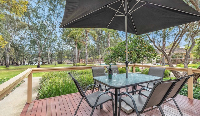 Moama Riverfront Escape: Pool, Fun + Space for Everyone!