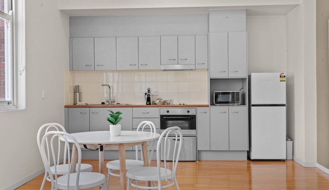 Modern 1-Bed Apartment in Spring Hill with Parking