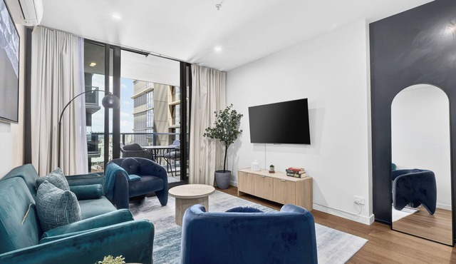 Modern 2BR Fortitude Valley Apt + Balcony Views