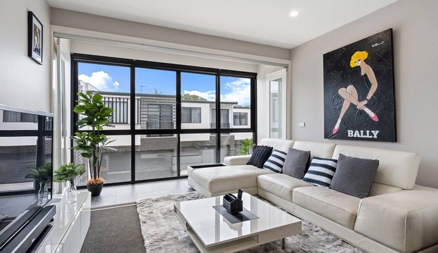 Modern 3-Bedroom Townhouse in Quiet Greenway