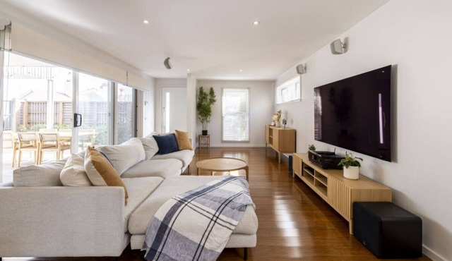 Modern 3BR Executive Townhouse in CBD, Mibnb