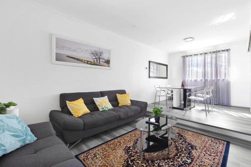 Modern 3BR Free parking Patio