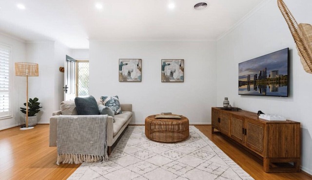 Modern 3BR with Courtyard in Lyons