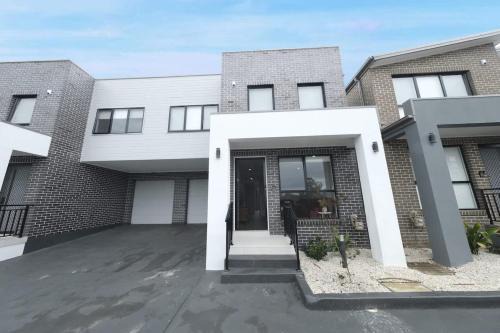Modern 4 Bedroom House in Box Hill
