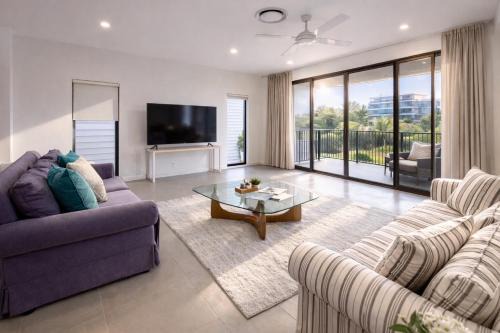 Modern 4BR 3Bath Duplex near Train Station Stylish Comfortable