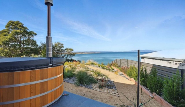 Modern Coastal Retreat + Hot Tub