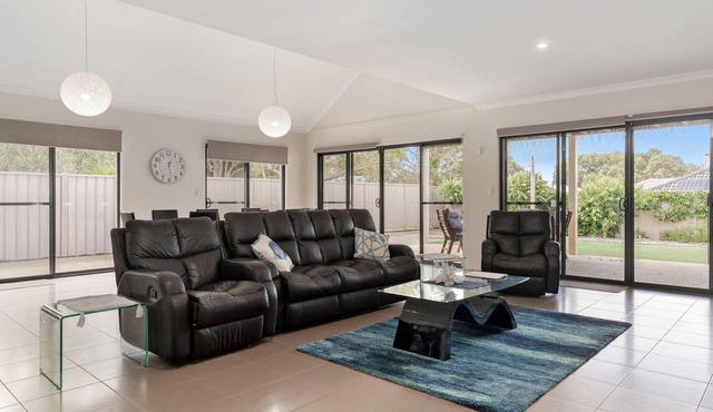 Modern Dawesville Foreshore Family Escape with Views