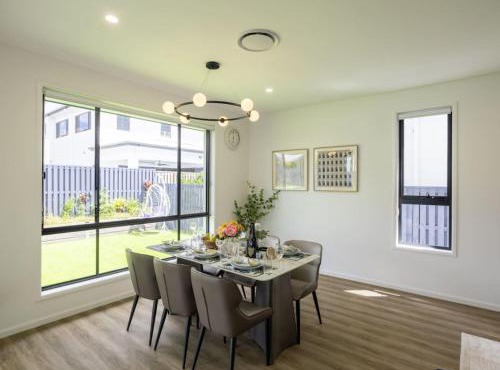 Modern Elegance Spacious 5BR Retreat in Rochedale