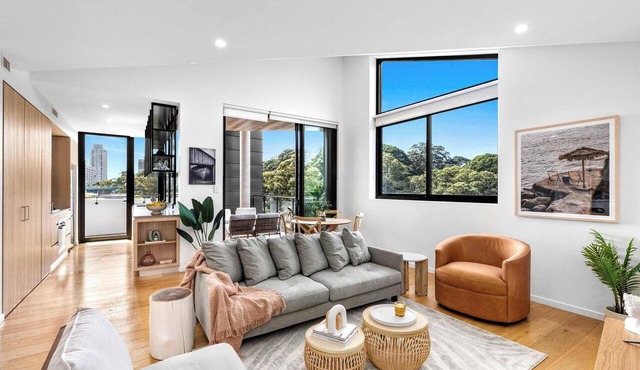 Modern Inner City Park-Side Pad