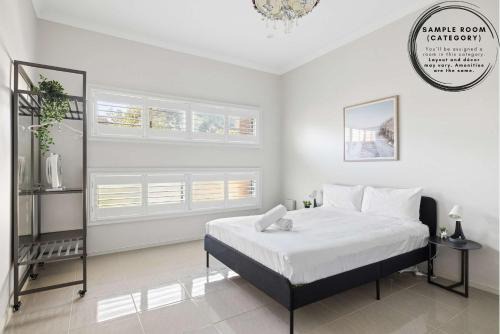 Modern Queen Room - Near Station & Easy M2 and M7 - Shared Bathroom and Kitchen