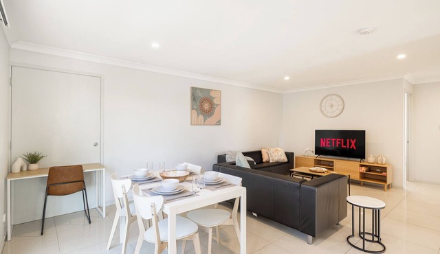 Modern Rocklea 1BR | AC & Workspace | 219D1