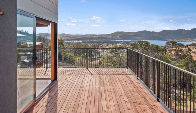 Modern, spacious & sunny home with stunning views