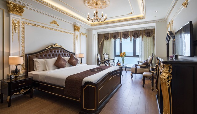 Monarque Hotel