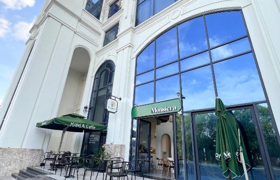 Monstera Hotel