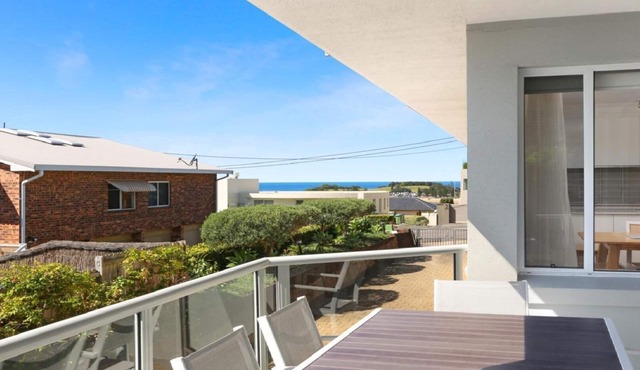 MOON GLOW| Views, Short walk to beach | Accom Holidays